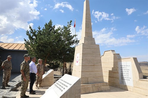 Valimiz Ercan Turan, Küçük Ağrı Dağı’nın Eteğinde Bulunan Şehitliği Ziyaret Etti